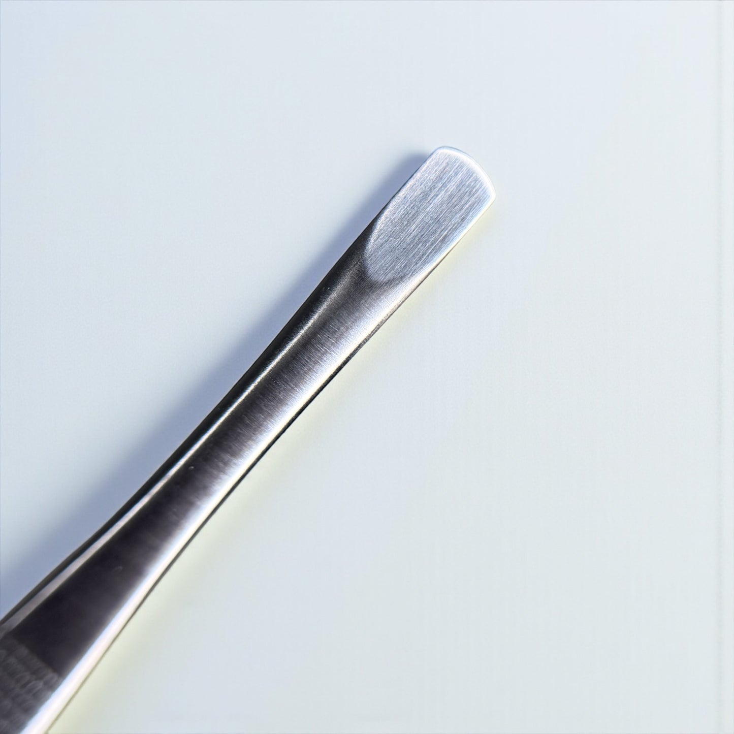 Pinzetta per sopracciglia ovale