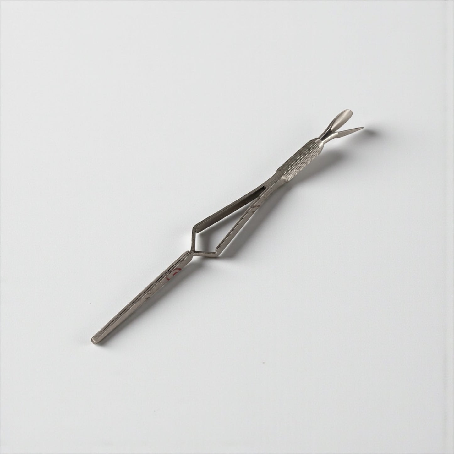 Pinza stringi valli con doppia punta spingi cuticole