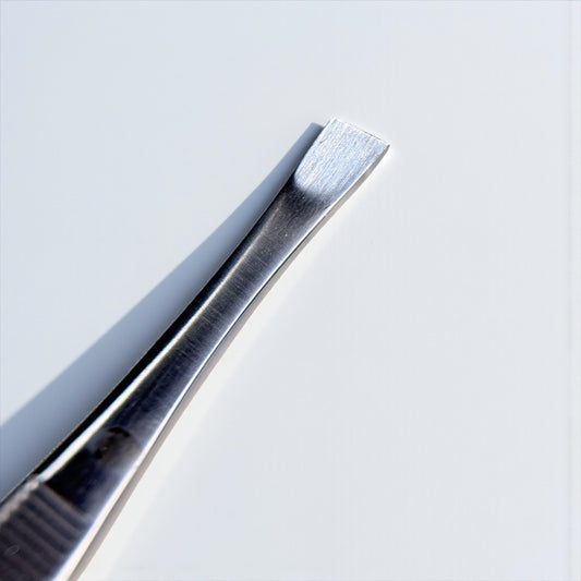 Pinzetta per sopracciglia obliqua